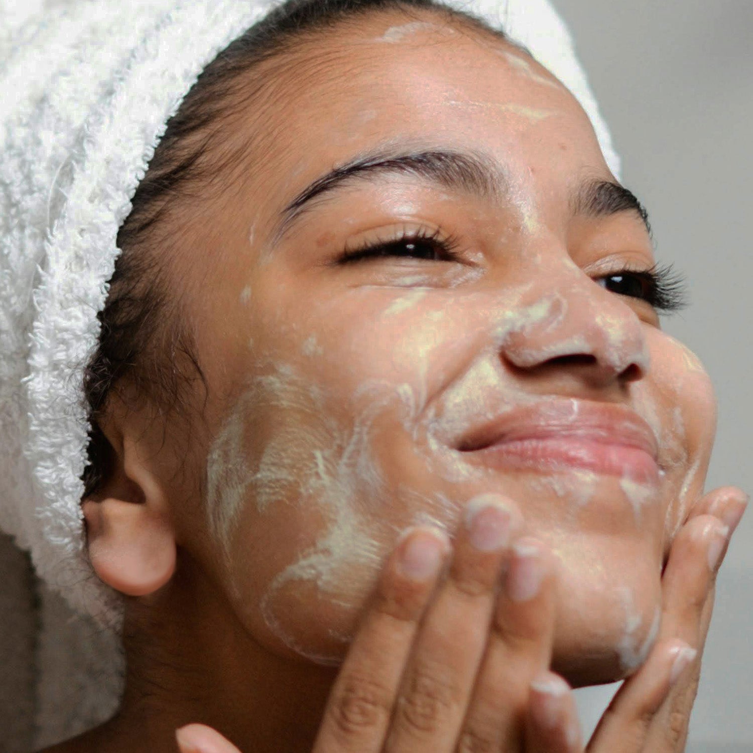 This nourishing cream cleanser thoroughly removes all traces of makeup, sunscreen and pollutants, while leaving skin feeling calm, hydrated, and replenished – never stripped or tight.
Infused with skin-balancing Prebiotics and our Edelweiss Extrême® Double Defense Complex to support a healthy skin barrier and microbiome.